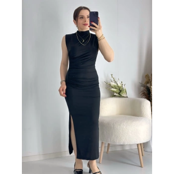 Siyah Drapeli Yırtmaçlı Elbise