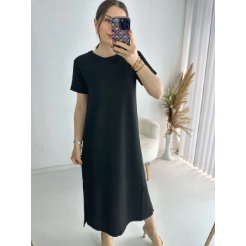 Siyah Kısa Kollu Yanları Yırtmaçlı Penye Elbise