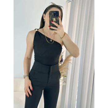 Siyah Omuz Tokalı Triko Crop