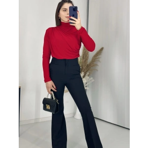 Kırmızı Büzgü Detaylı Dik Yaka Sandy Bluz