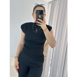 Siyah Asimetrik Kesim Vatkalı Bluz