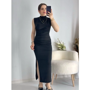 Siyah Drapeli Yırtmaçlı Elbise