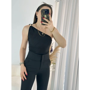 Siyah Omuz Tokalı Triko Crop