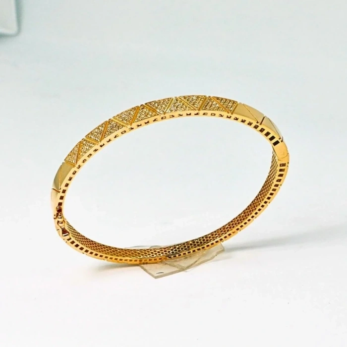 8 Ayar Altın Piramit Kelepçe